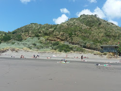 Foto di Ngarunui Beach circondato da montagne
