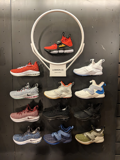 Sporting Goods Store «Nike Chicago», reviews and photos, 669 N Michigan Ave, Chicago, IL 60611, USA