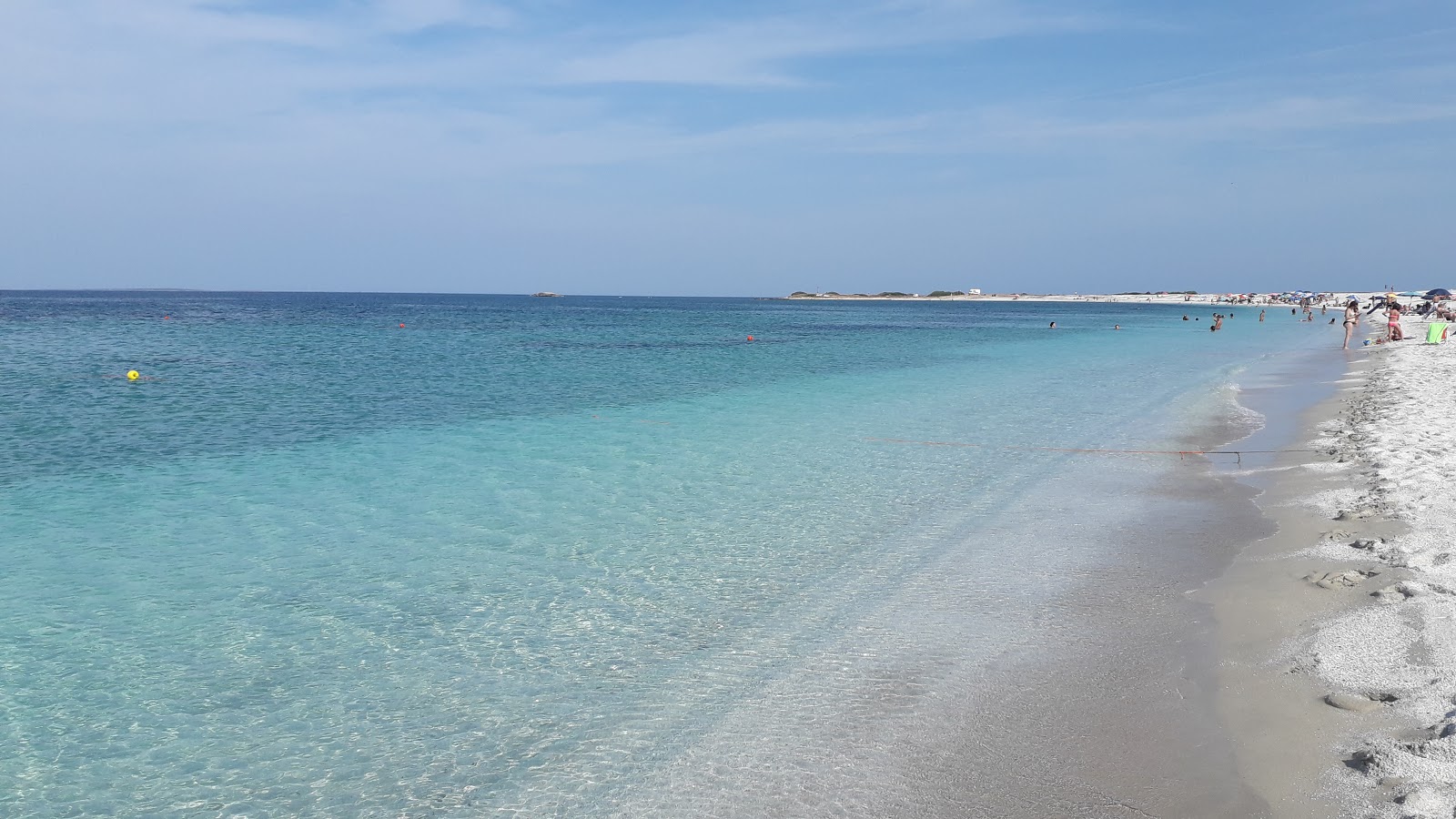 Foto di Spiaggia di Mari Ermi con una superficie del sabbia bianca