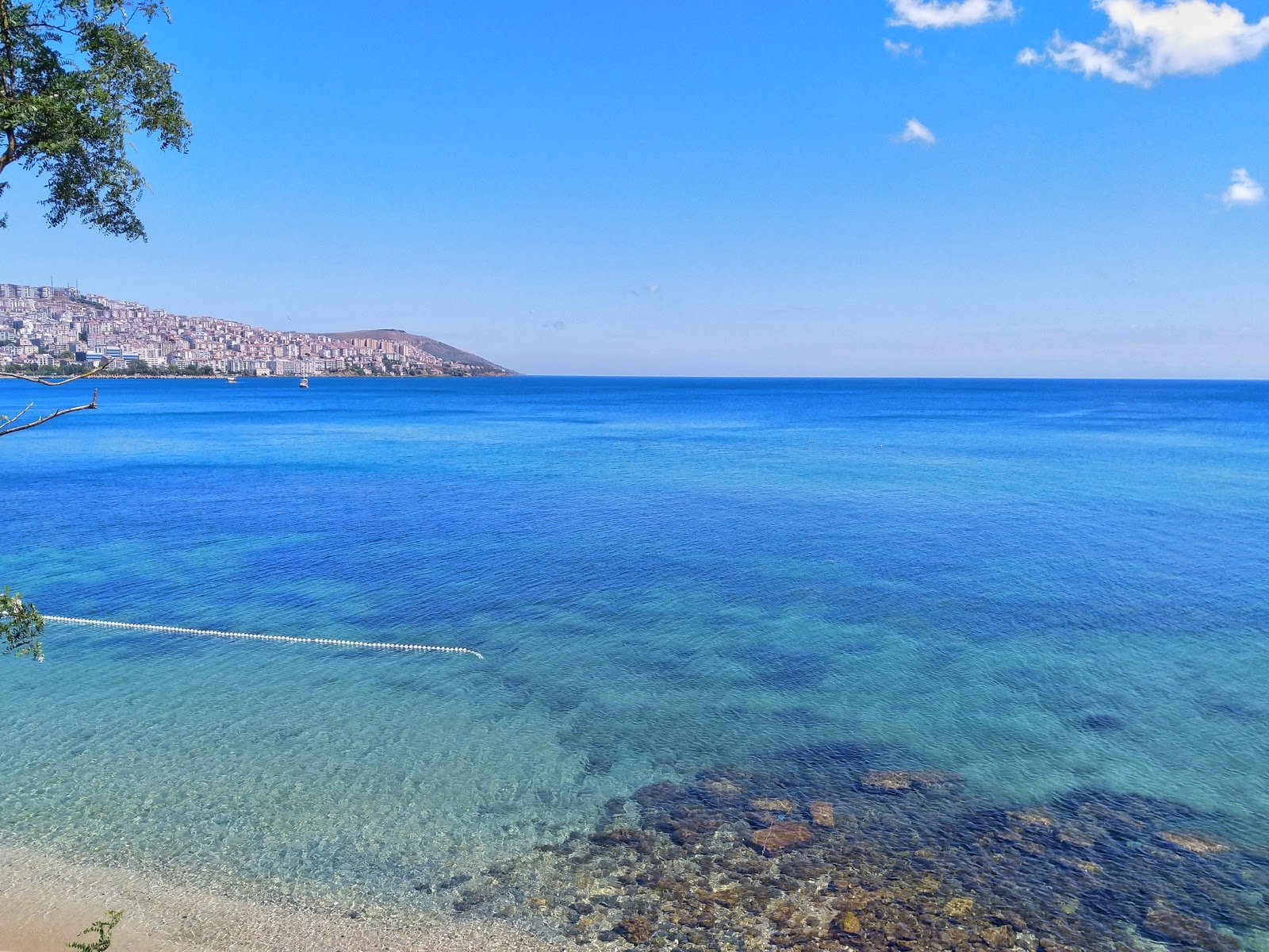 Cocuk Bahcesi Beach的照片 带有碧绿色纯水表面