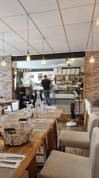 Intérieur du L'Authentique Carquefou Fromagerie Epicerie Fine Restaurant Cafė Traiteur - n°4