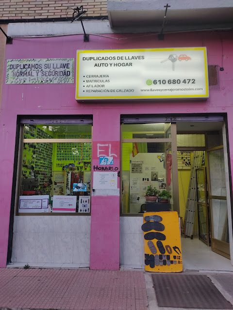 Duplicado de llaves de seguridad y electrónica de coches y reparación de bombines de coches, matriculas