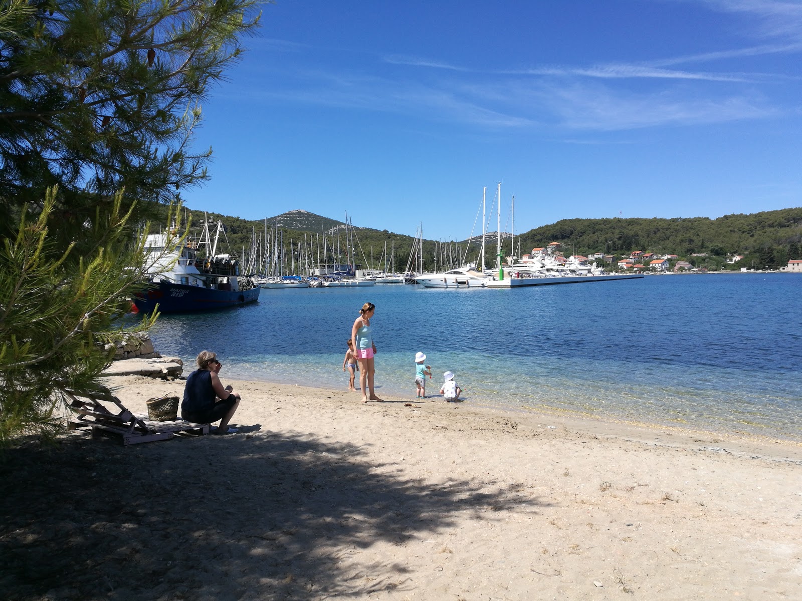 Foto von Sutomiscica beach mit türkisfarbenes wasser Oberfläche