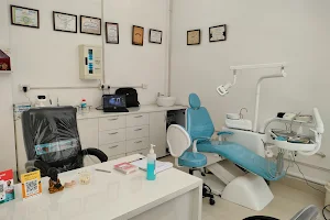 Darsh Multispeciality Dental Clinic & Implant Centre: Dr Ravindra pratap singh B.D.S., M.D.S. image