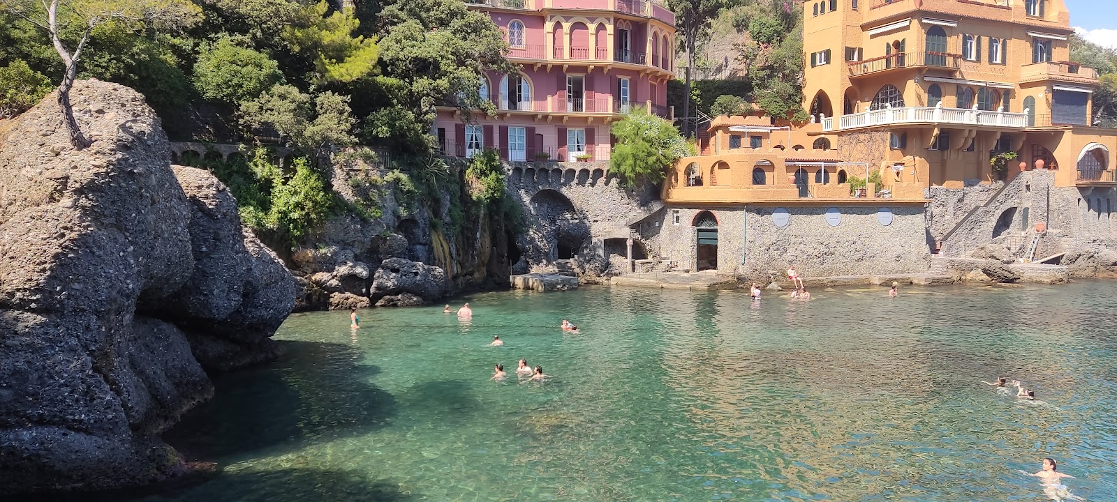 Valokuva Baia Cannone Portofinoista. sisältäen pieni lahti
