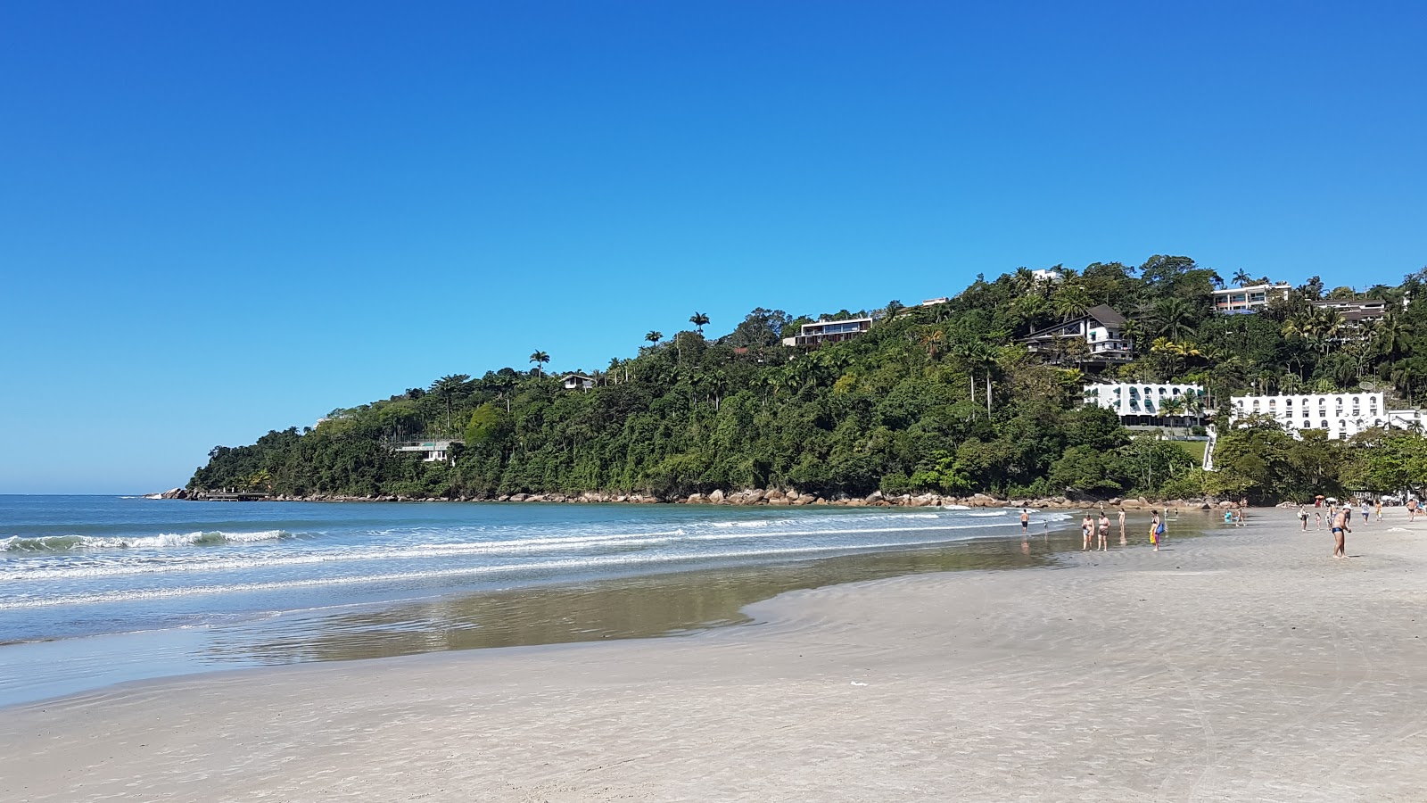 Foto de Praia das Toninhas com areia bege fina superfície