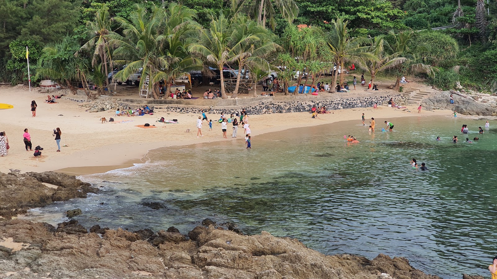 Foto av Yanui Beach omgiven av klippor