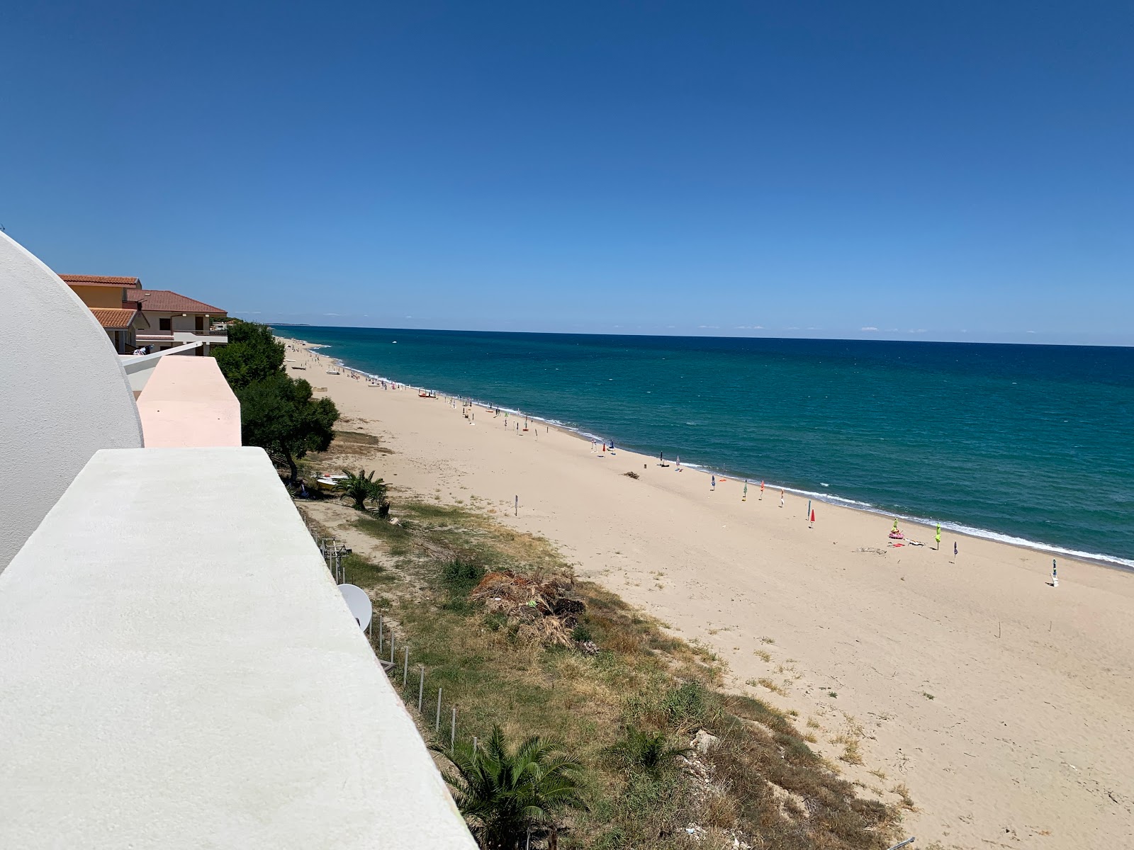 Foto av Tronca beach med blått vatten yta