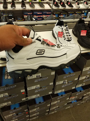 Shoe Store «SKECHERS Factory Outlet», reviews and photos, 3030 E 9th St, Oakland, CA 94601, USA