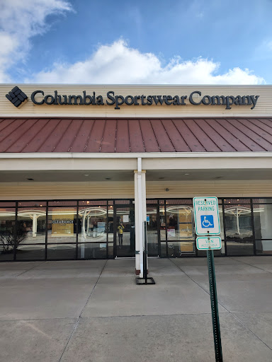 Sportswear Store «Columbia Sportswear Outlet Store at Edinburgh Premium Outlets», reviews and photos, 11715 NE Executive Dr #100, Edinburgh, IN 46124, USA