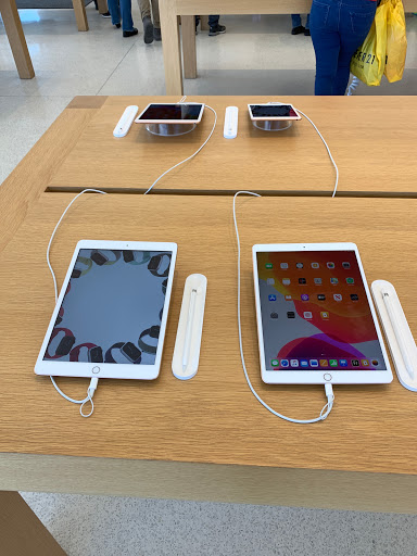 Computer Store «Apple Country Club Plaza», reviews and photos, 227 Nichols Rd, Kansas City, MO 64112, USA