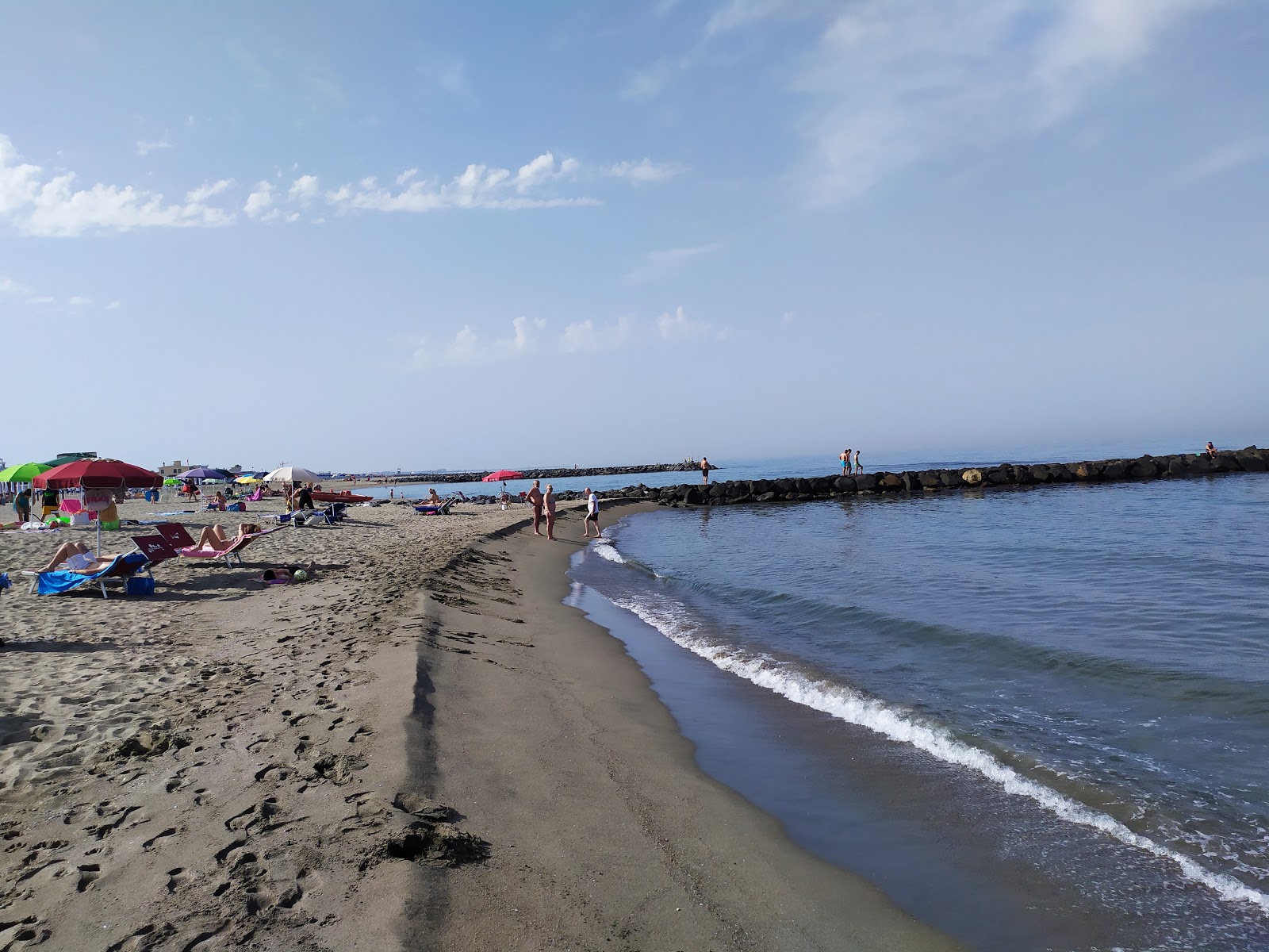 Focene beach的照片 带有长多海湾