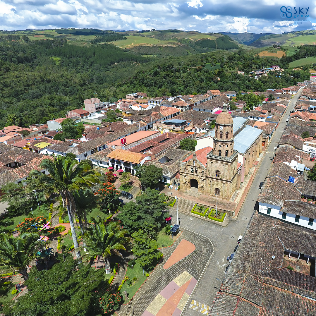 Drones Sky Zoom fotografía y video aéreo San Gil. Alquiler de drones, servicio dron San Gil - Santander y toda Colombia. Pilotos certificados dron profesional.