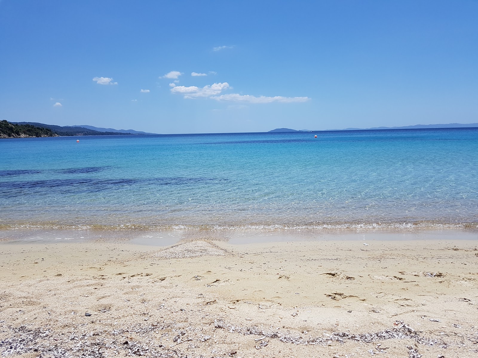 Foto von Agios Ioannis Strand von Klippen umgeben