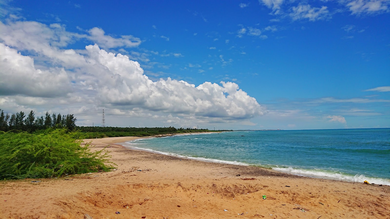 Φωτογραφία του Rasthakaadu Beach με καθαρό νερό επιφάνεια