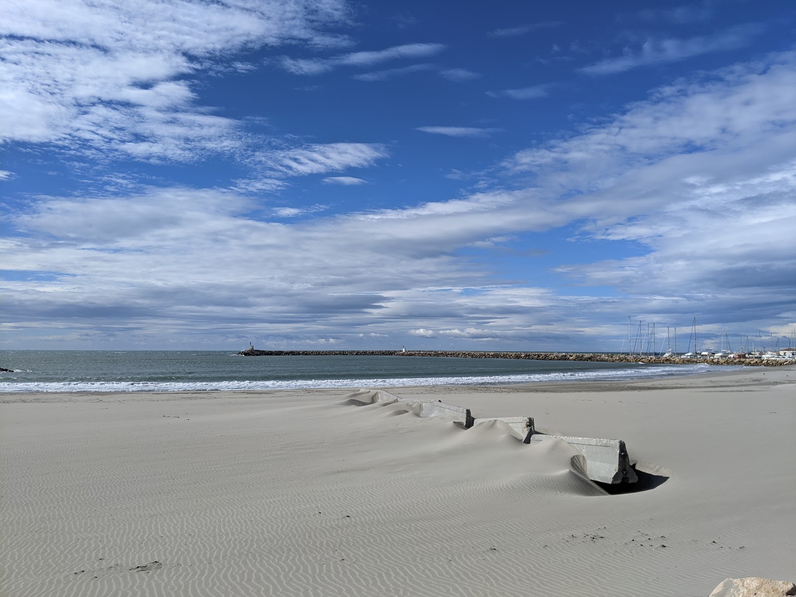 Foto van Arenes beach met helder fijn zand oppervlakte