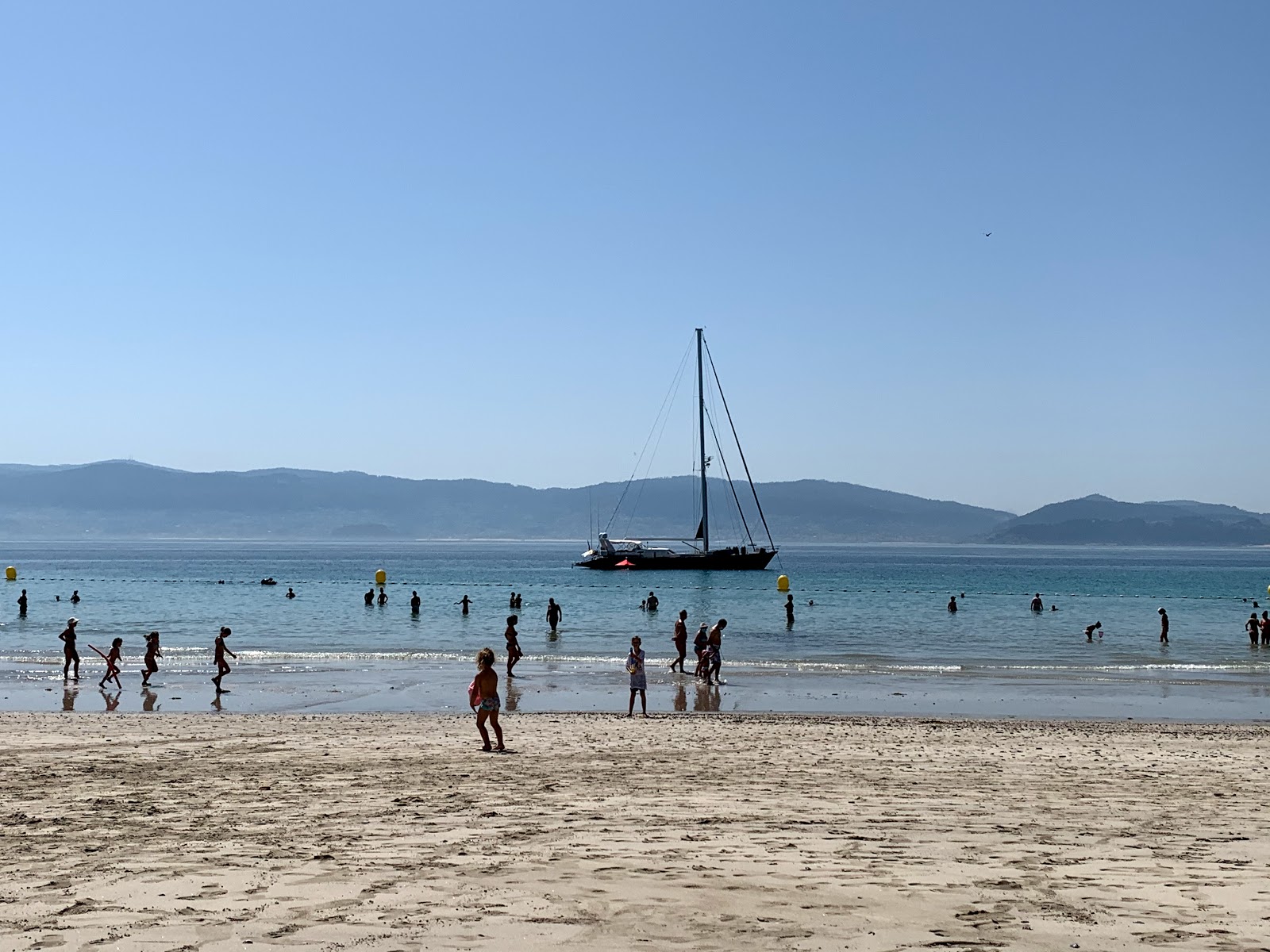 Fotografie cu Canelinas beach înconjurat de munți
