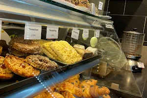 CRUSTY - Bäckerei • Kaffee • Kuchen • vegane Donuts • Sandwiches image