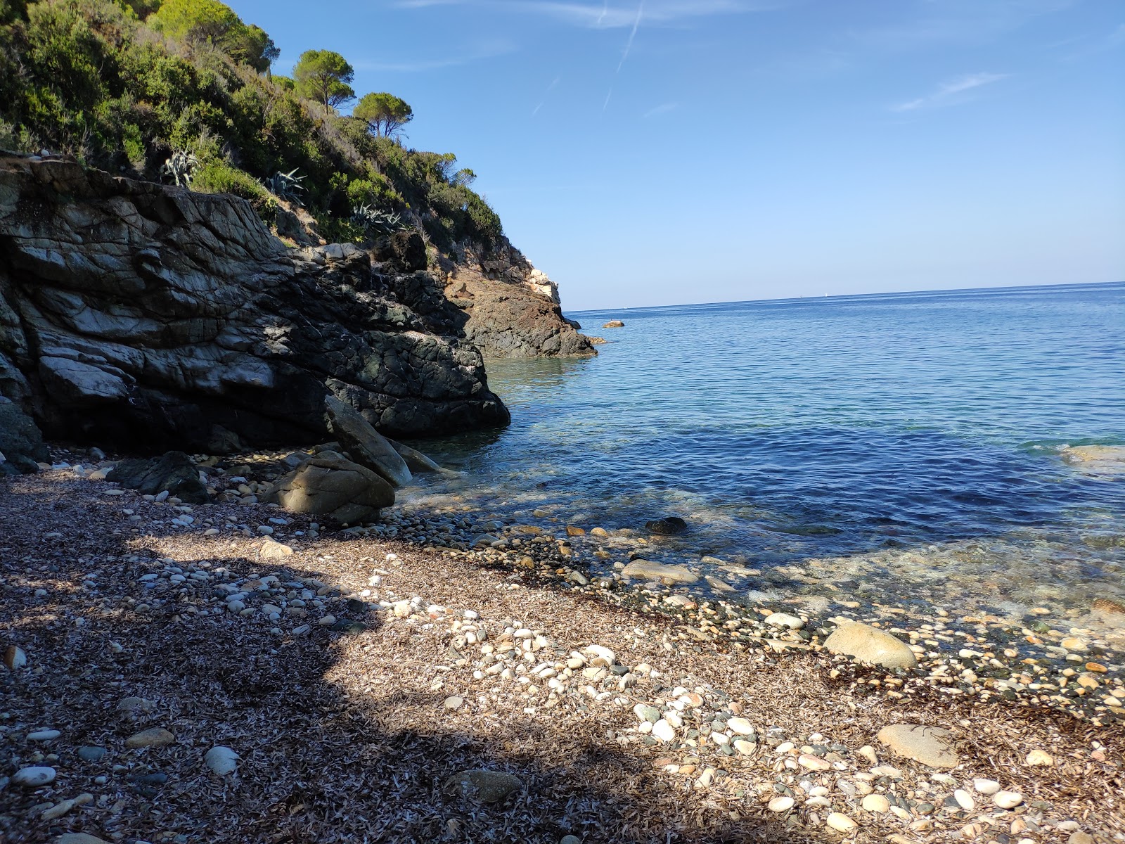 Foto von Spiaggia di Remonto umgeben von Bergen