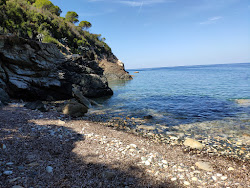 Foto von Spiaggia di Remonto umgeben von Bergen