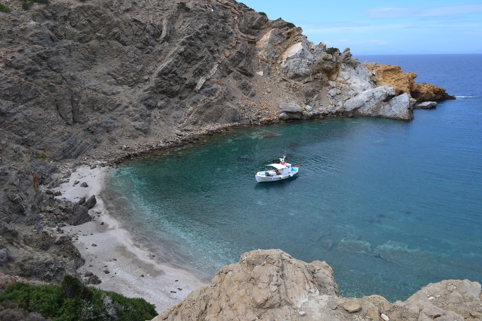 Foto van Itonas Bay met kleine baai