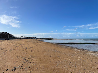 Les Valises Sur Le Sable à Courseulles-sur-Mer