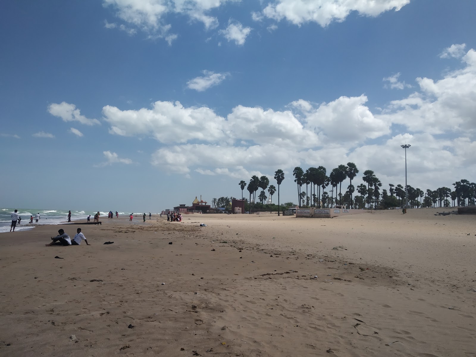Fotografija Tiruchendur Beach z svetel pesek površino
