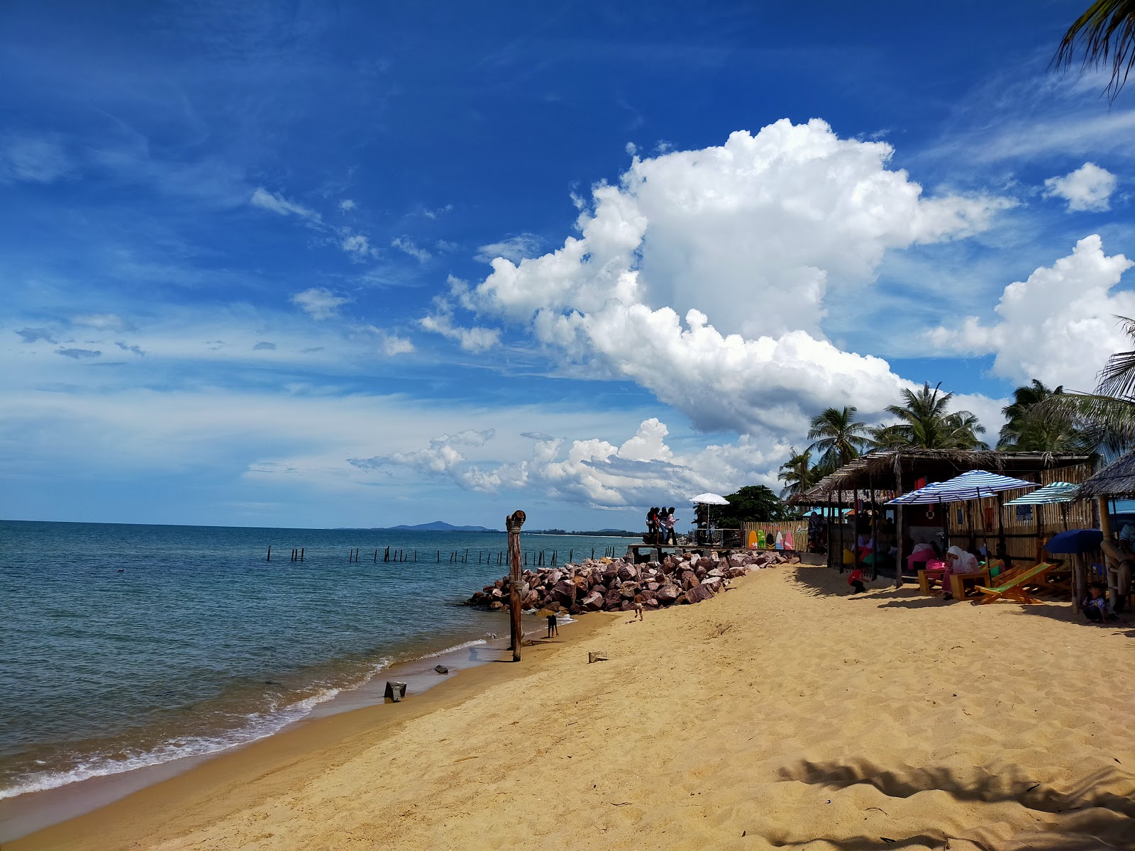 Foto af Teluk Samilae Beach med rummelig kyst