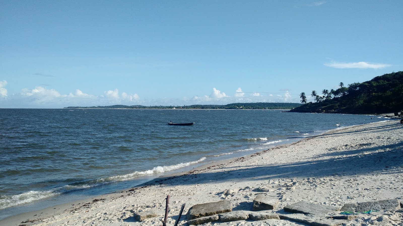 Φωτογραφία του Praia de Catuama με μακρά ευθεία ακτή