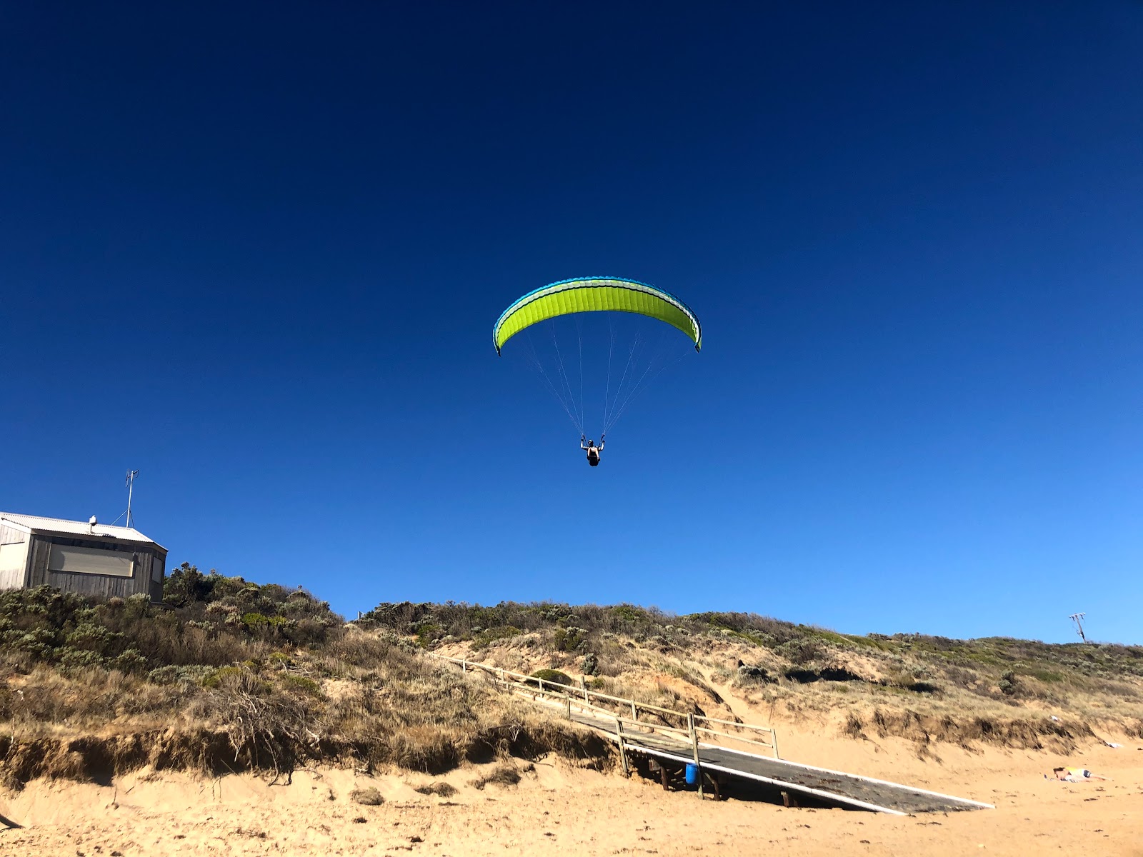 Foto van Thirteenth Beach omringd door bergen