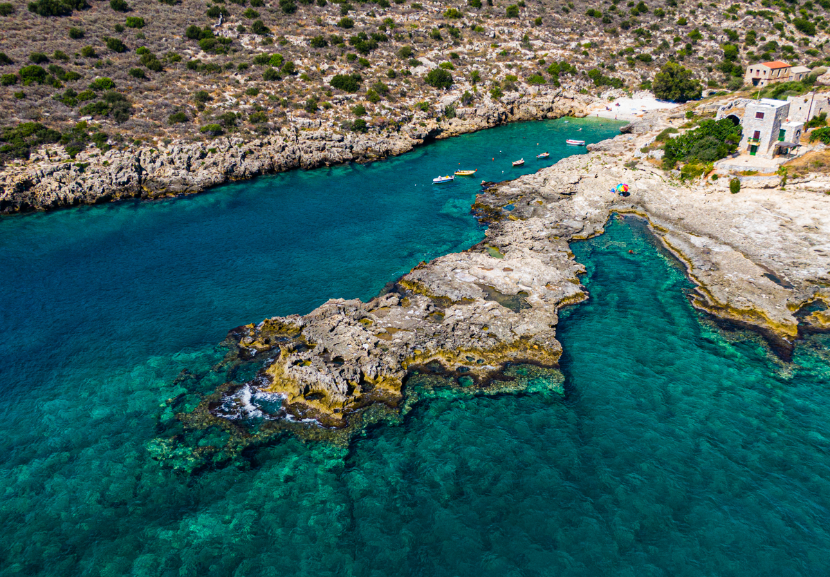 Photo de Kato Mezapos beach avec caillou blanc de surface