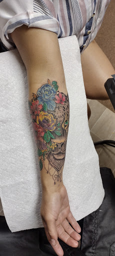 Explore aunty tattoo ideas, creative tattoo ideas in Beaver Meadows, available at Dominican Tattoo