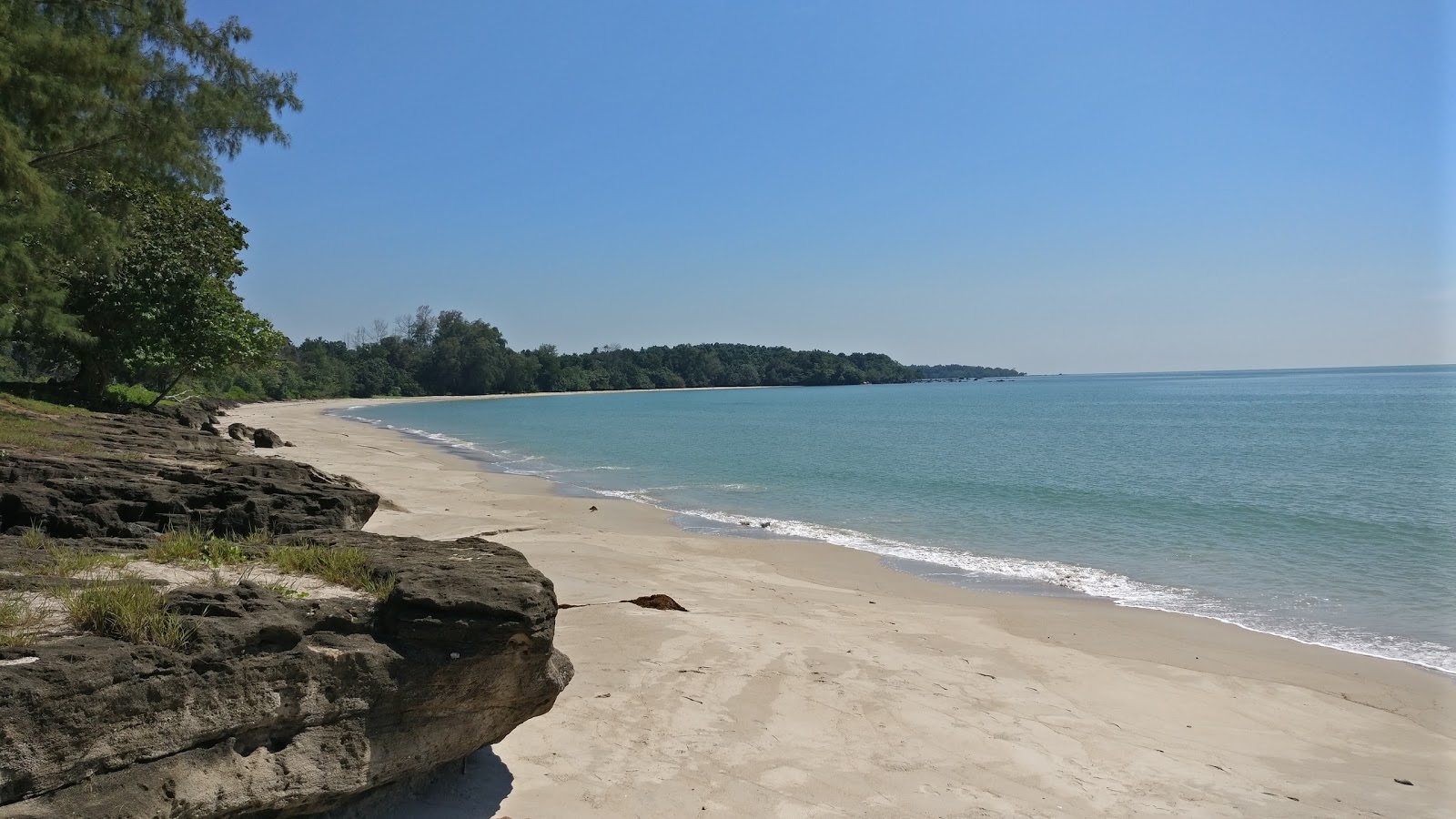 Foto de Tanjung Buluh Beach localizado em área natural