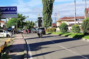 Tugu Cendrawasih image