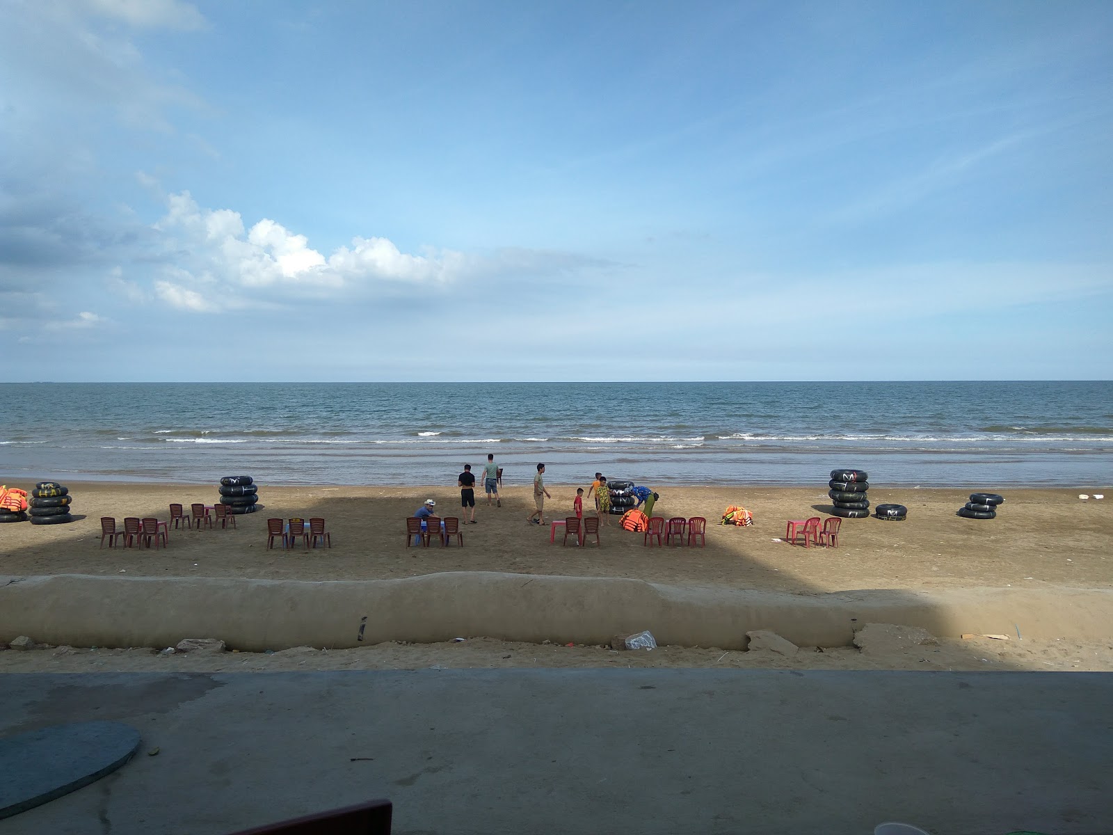 Photo de Hoang Thanh Beach avec l'eau turquoise de surface