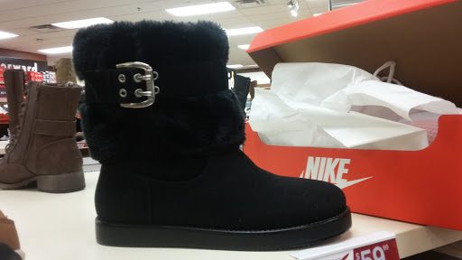 Shoe Store «Famous Footwear», reviews and photos, 4073 Richmond Rd, Warrensville Heights, OH 44122, USA