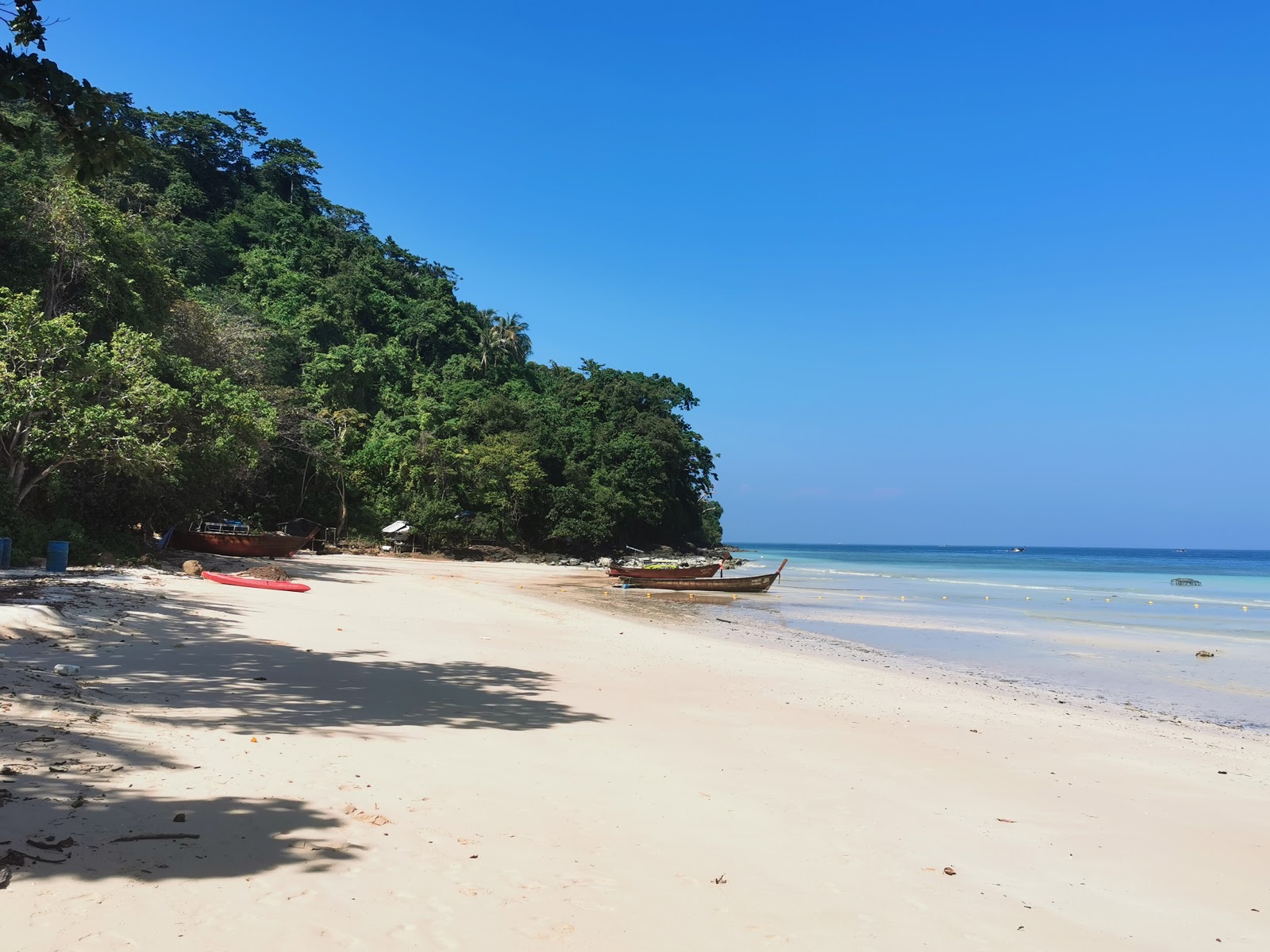 Foto de Praia de Loh Moo Dee com areia fina e brilhante superfície