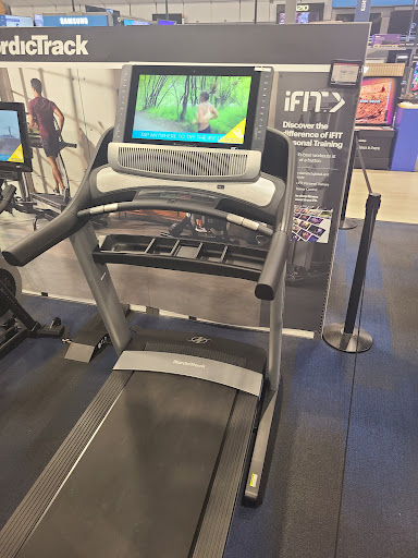 Electronics Store «Best Buy», reviews and photos, 1 Garden State Plaza Blvd, Paramus, NJ 07652, USA