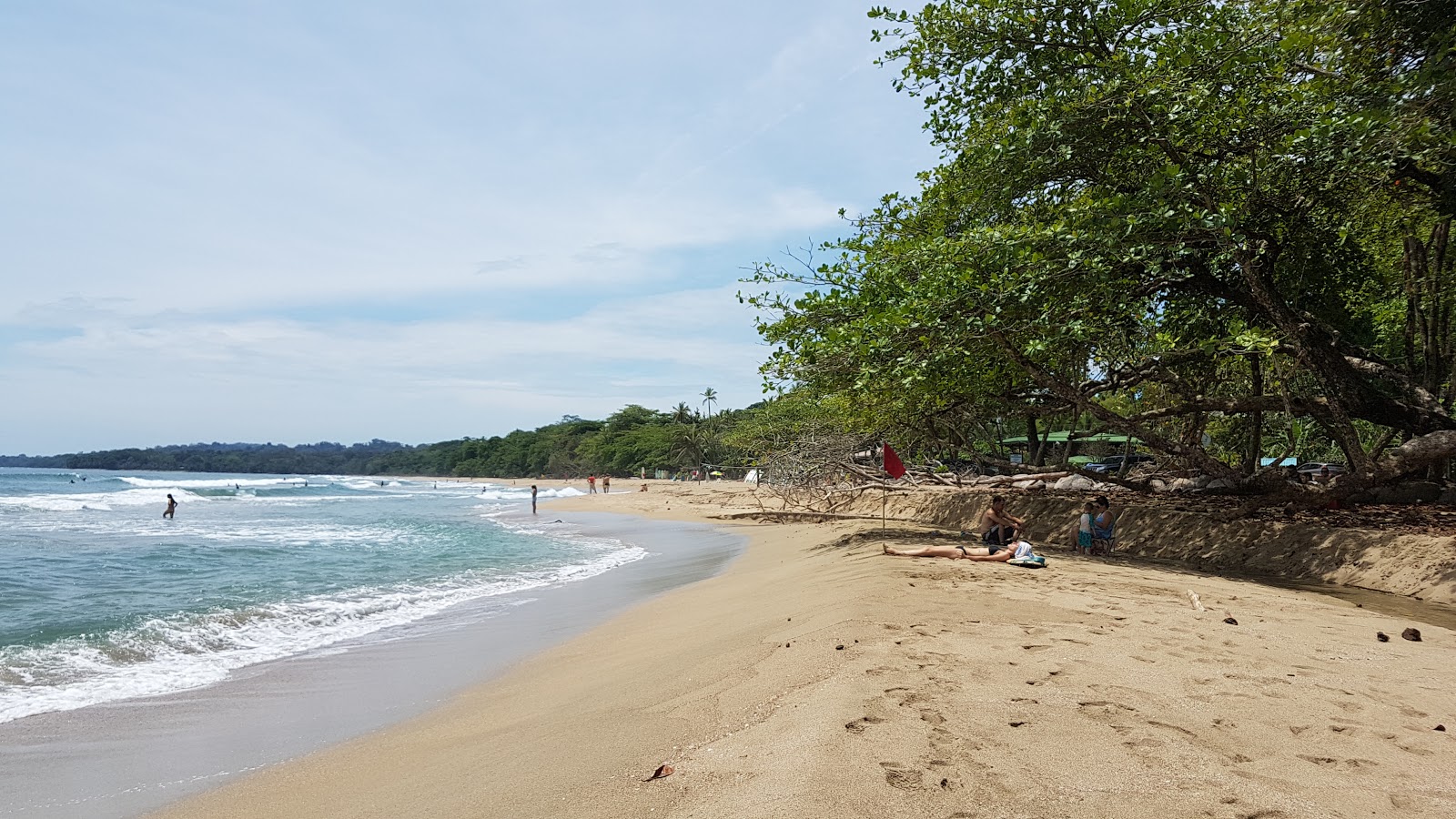 Foto de Cocles beach com meios de comunicação nível de limpeza