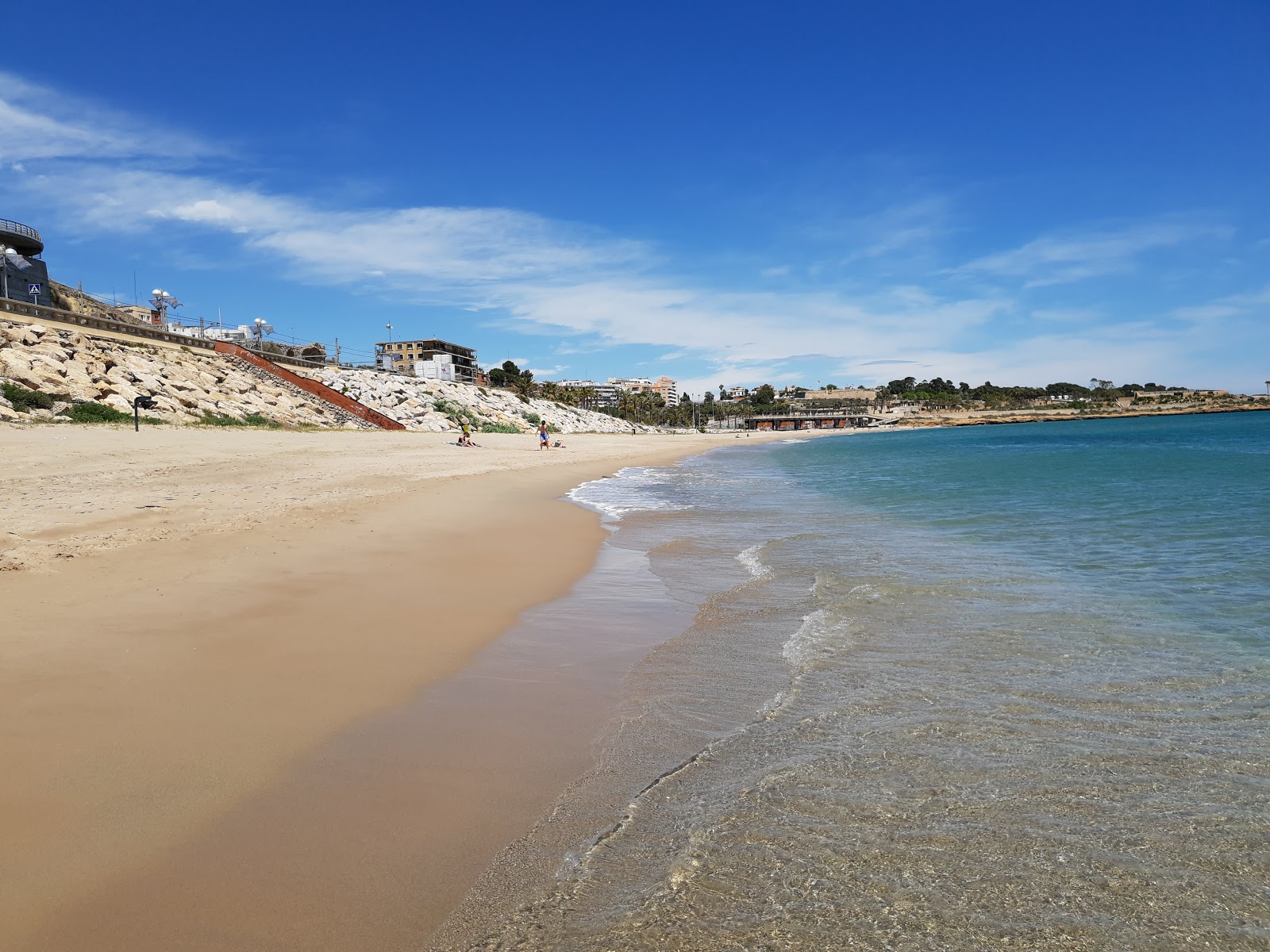 Platja del Miracle的照片 带有棕沙表面