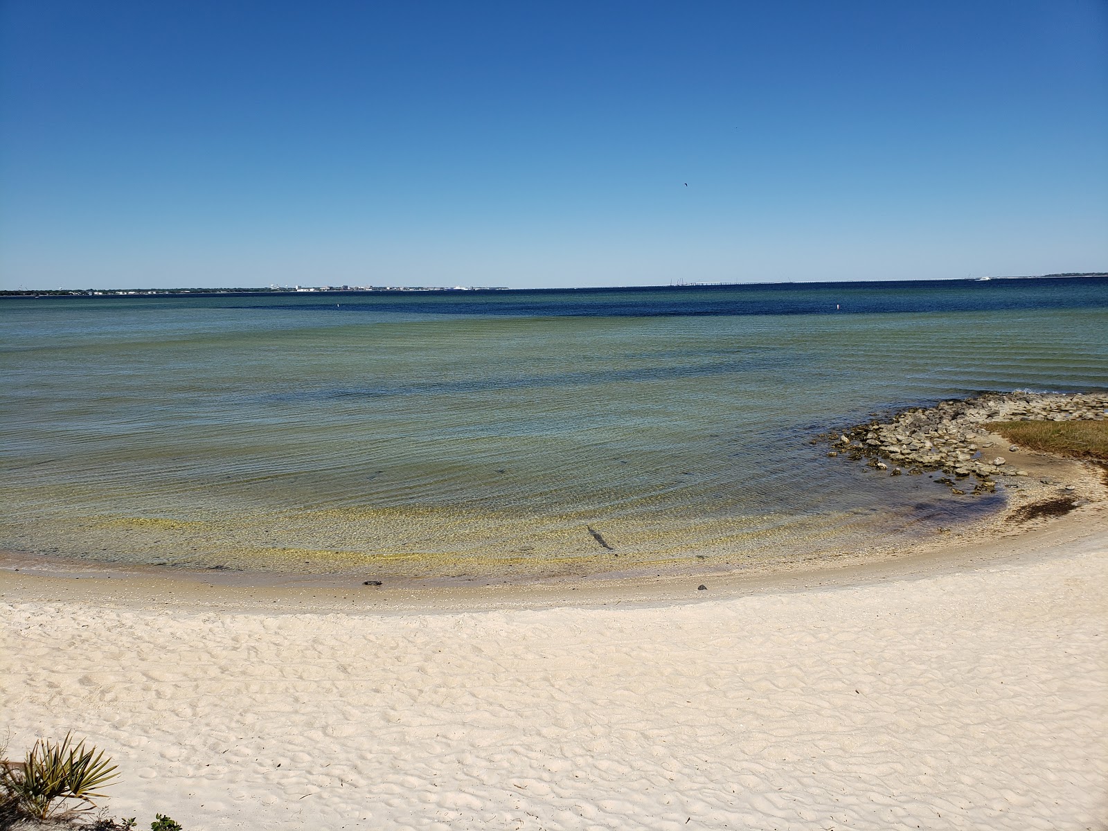 Valokuva Pensacola Naval Complex Beachista. pinnalla kirkas hiekka:n kanssa