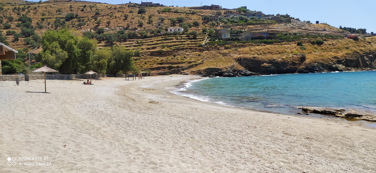 Foto van Kambi beach ondersteund door kliffen