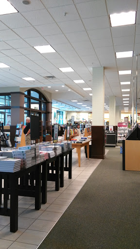 Book Store «Barnes & Noble», reviews and photos, 13131 Ridgedale Dr, Minnetonka, MN 55305, USA