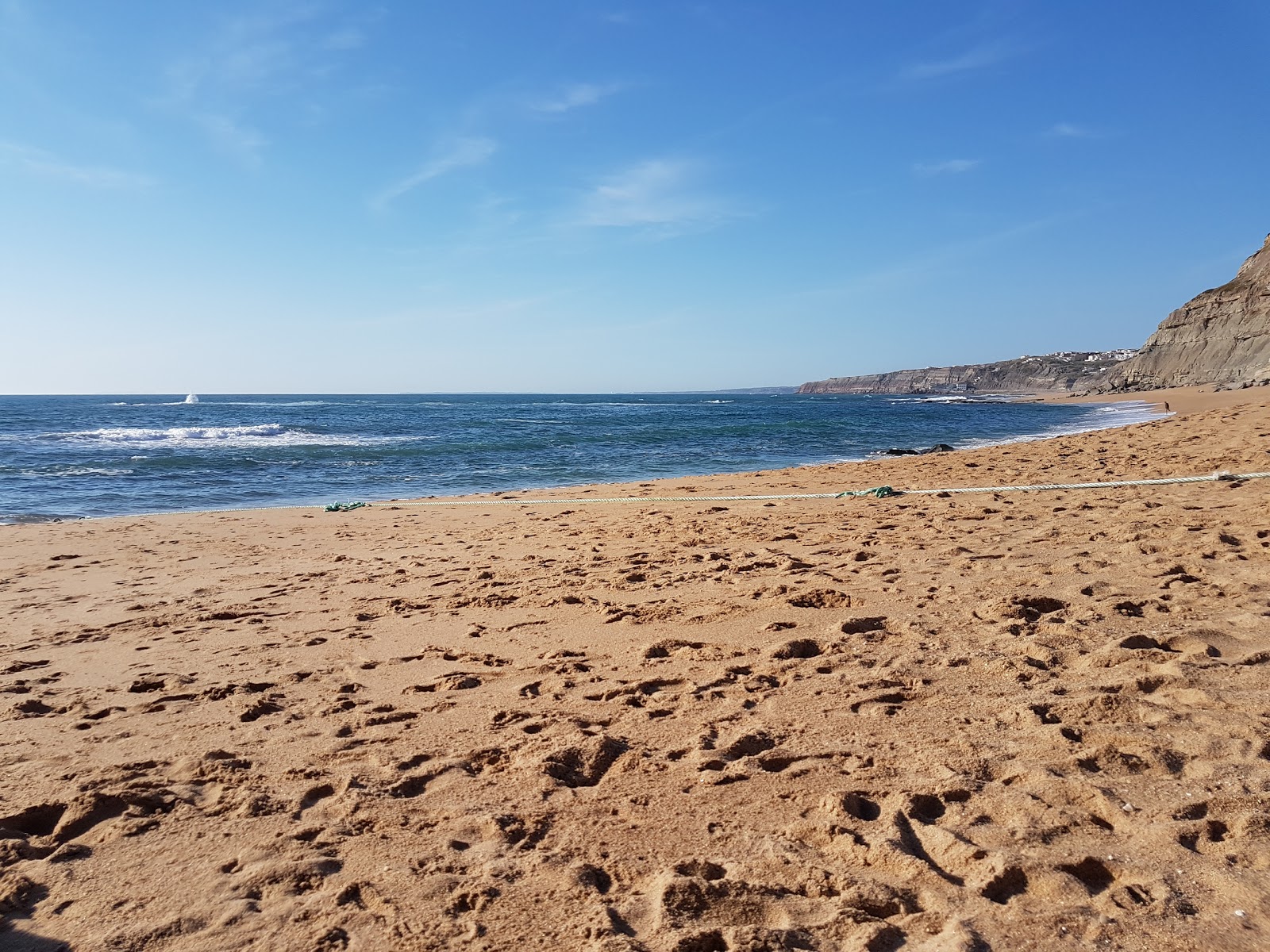 Praia de Porto Dinheiro'in fotoğrafı uçurumlarla desteklenmiş