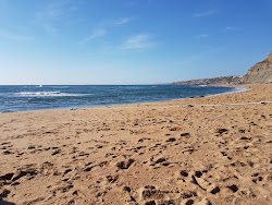 Praia de Porto Dinheiro'in fotoğrafı uçurumlarla desteklenmiş