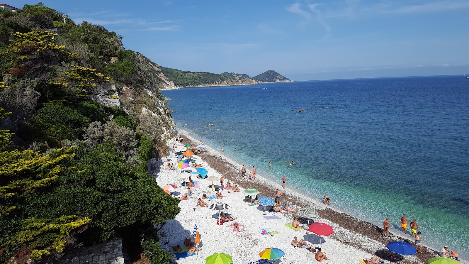 Foto de Praia Capo Bianco com areia branca superfície