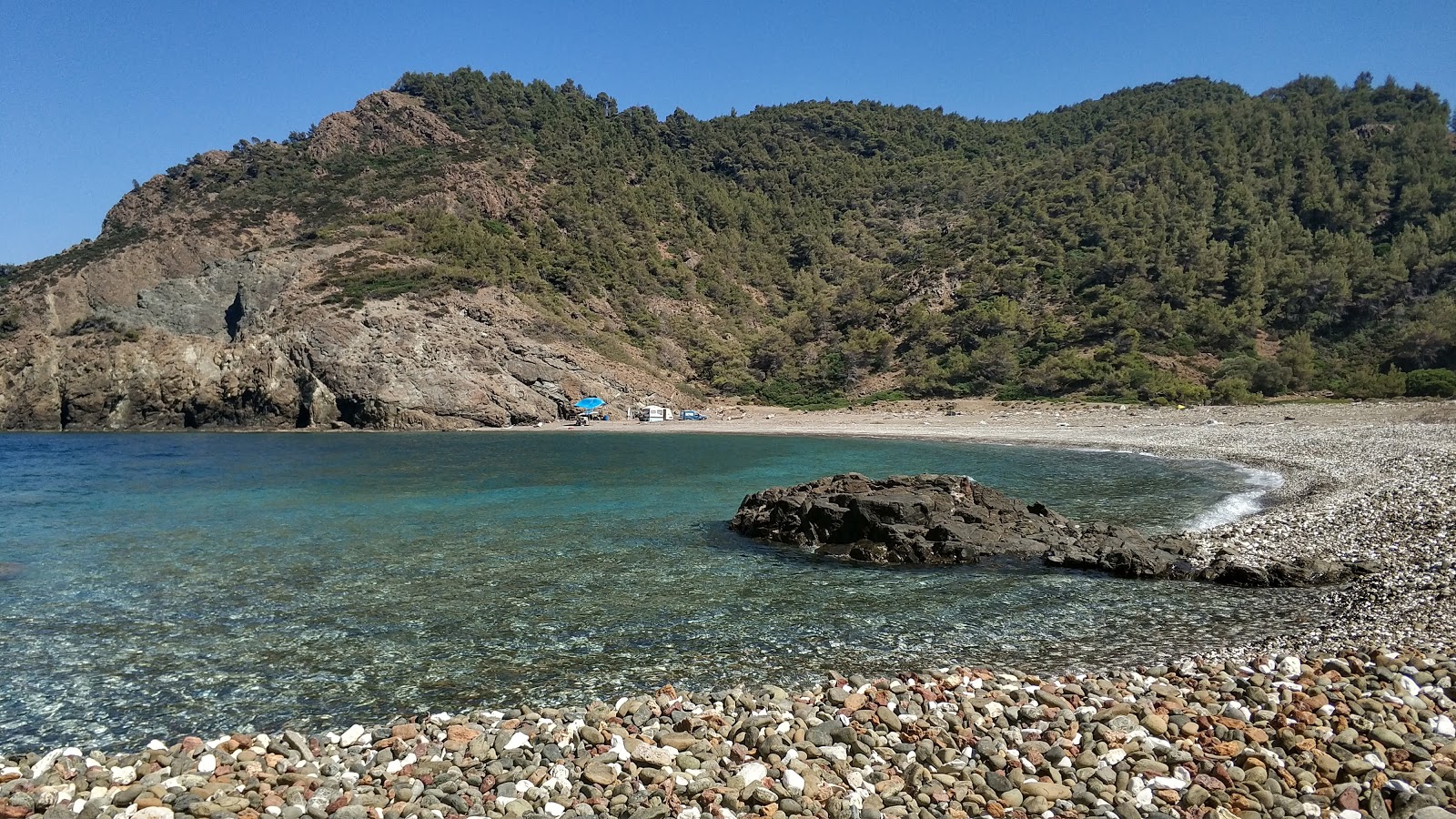 Foto von Daphnopotamos beach mit feiner grauer kies Oberfläche
