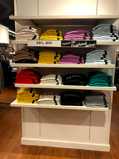 Clothing Store «Banana Republic Factory Store», reviews and photos, 407 N Alafaya Trail, Orlando, FL 32828, USA