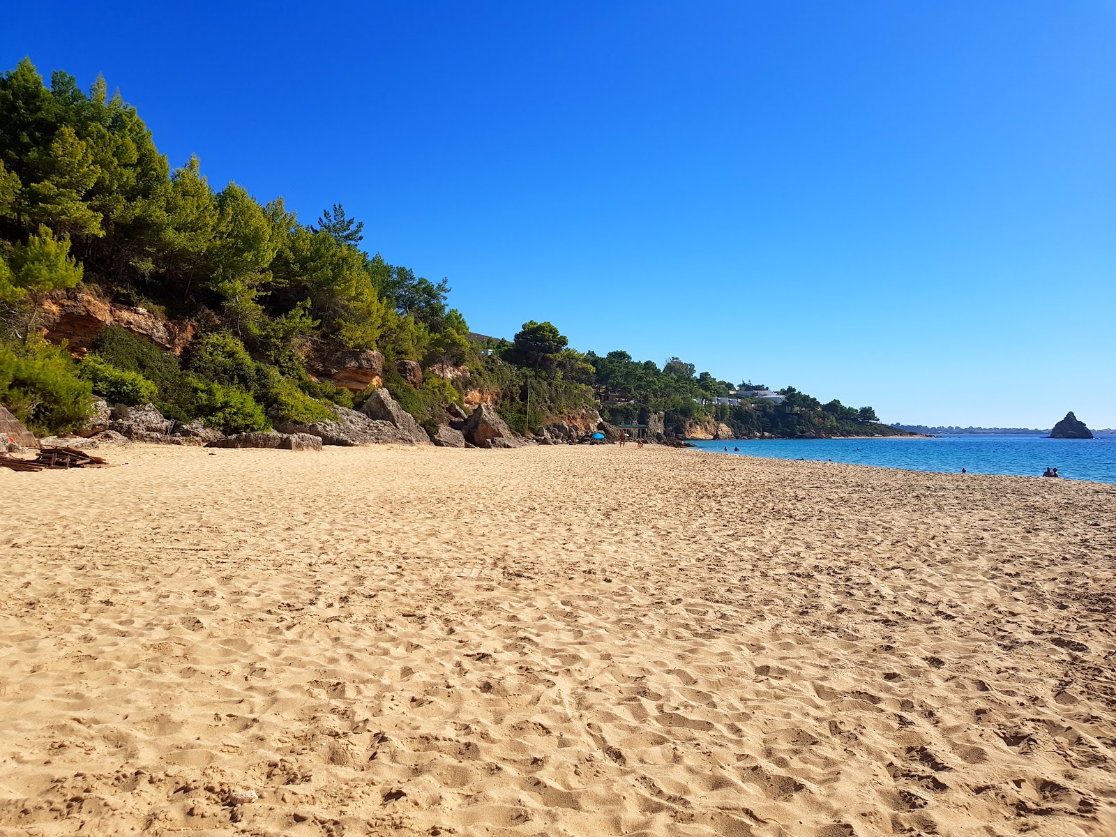 Makris Gialos Plajı'in fotoğrafı - rahatlamayı sevenler arasında popüler bir yer