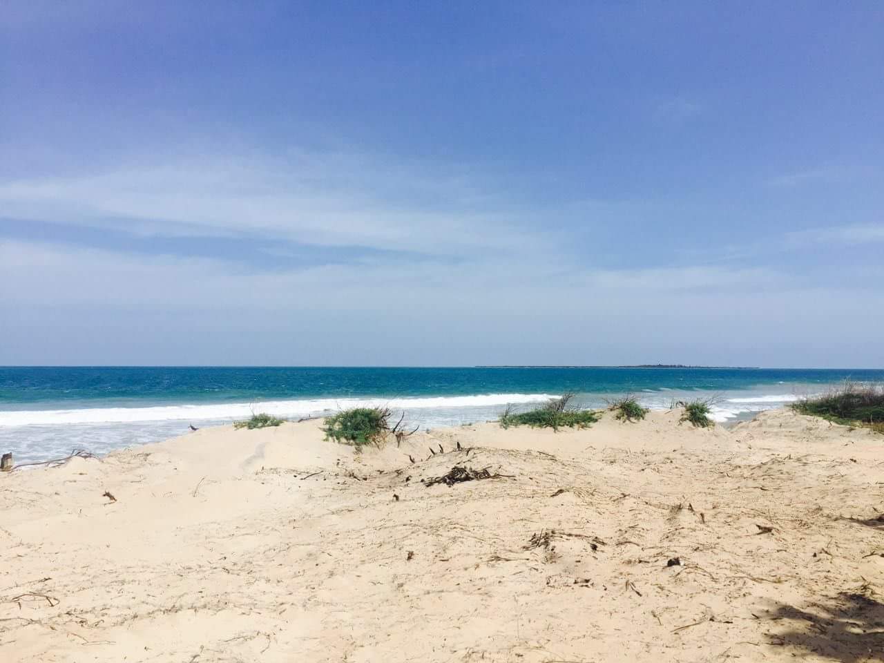 Fotografija ARSA Beach z svetel pesek površino